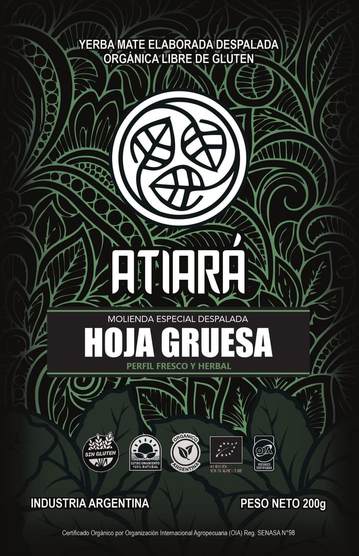 Frente de la etiqueta de Atiará Hoja Gruesa, 200 g: fondo negro con trama botánica verde y el emblema blanco.